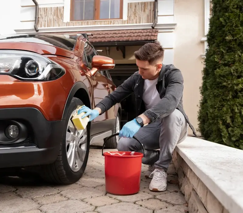 Lavage auto à domicile Sainte-Croix-Volvestre : professionnel intervenant sur un véhicule